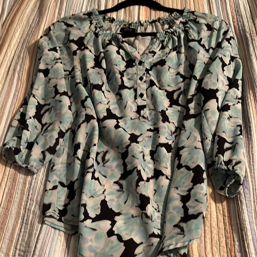 Apt. 9 quarter sleeve dressy top- loose fit